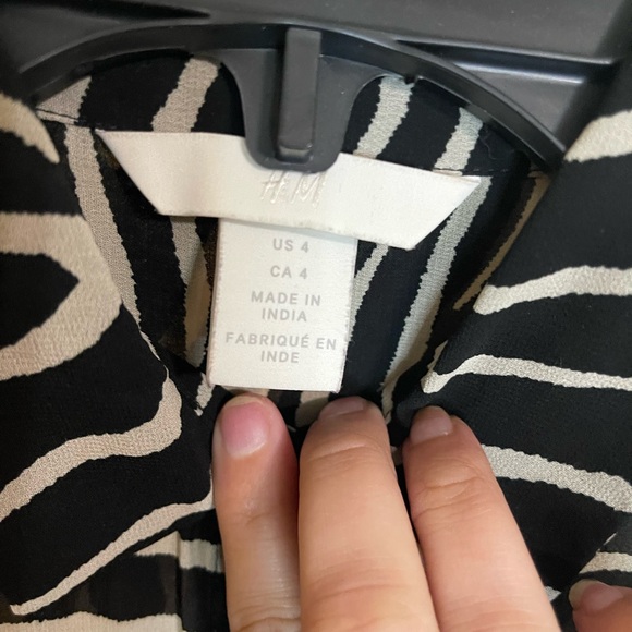 H&M zebra print tank. Size 4 - Picture 3 of 3